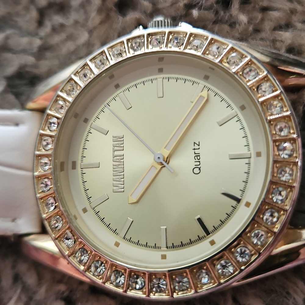 Quartz Silver Watch with White Strap